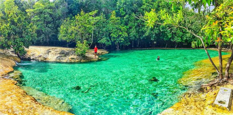 Krabi: Tiger Cave Temple, Emerald Pool and Hot Springs Tour - Lunch in a local restaurant, with food paid separately