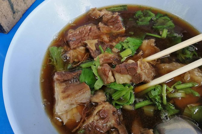 LR-01 TaLad NangLerng, ride along the old town and try local street foods - Lunch at Nang Loeng Market