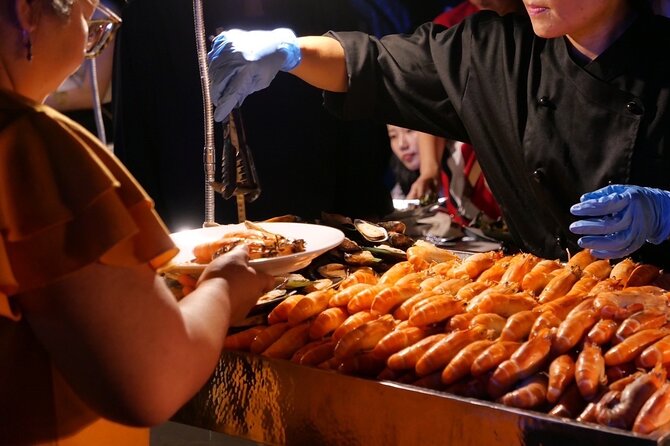 Luxury Dinner Cruise with Guide and Transfer (Opt. Executive Van) - The return route includes quieter historical sights