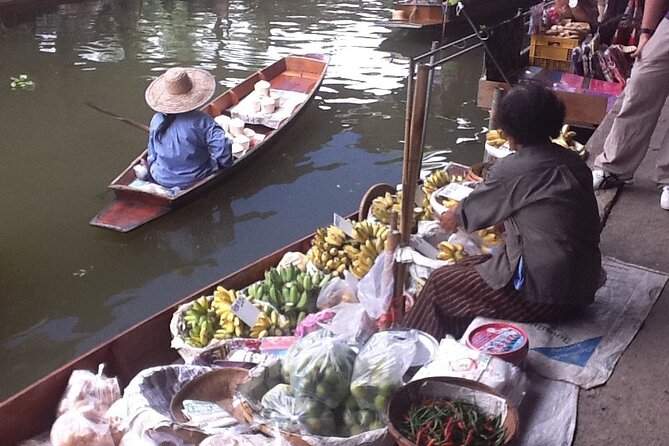 Maeklong & Damnoen Saduak Markets: Railway & Floating Market Tour - Guides, group movement, and the practical details