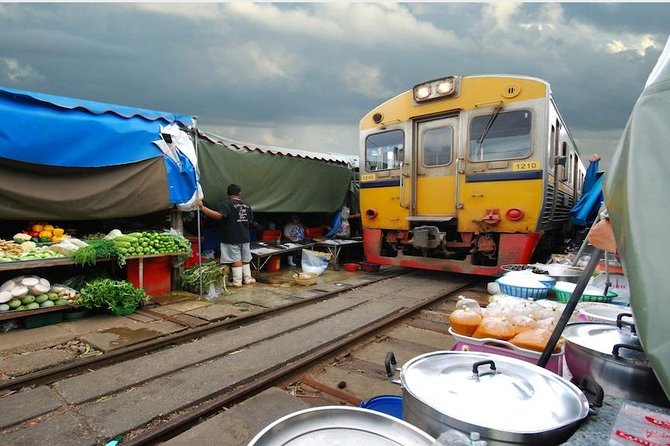 Maeklong & Damnoen Saduak Markets: Railway & Floating Market Tour - Damnoen Saduak and the short paddle boat ride