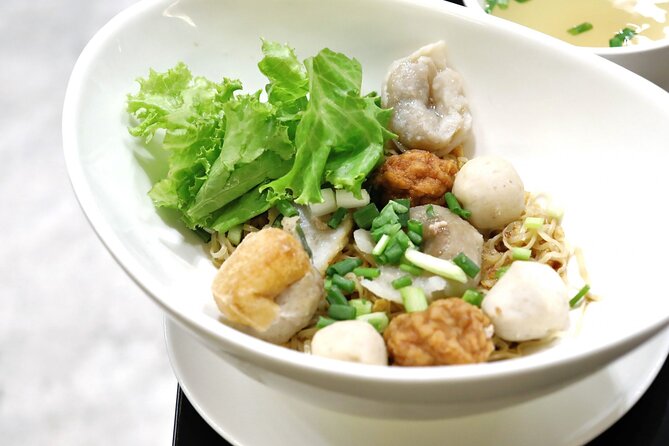 Michelin Guide Street Eats by Tuk Tuk: Bangkok Night Tour - Crab fried rice with lime and fish sauce