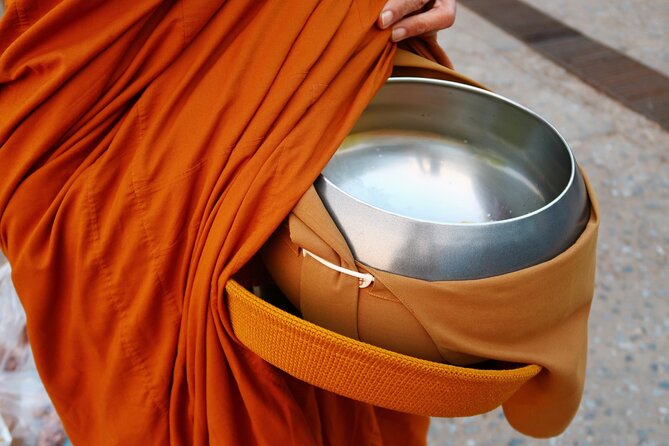 Morning Buddhist Almsgiving, Grand Palace and Flower Market Tour in Bangkok - Why the early start matters in Bangkok