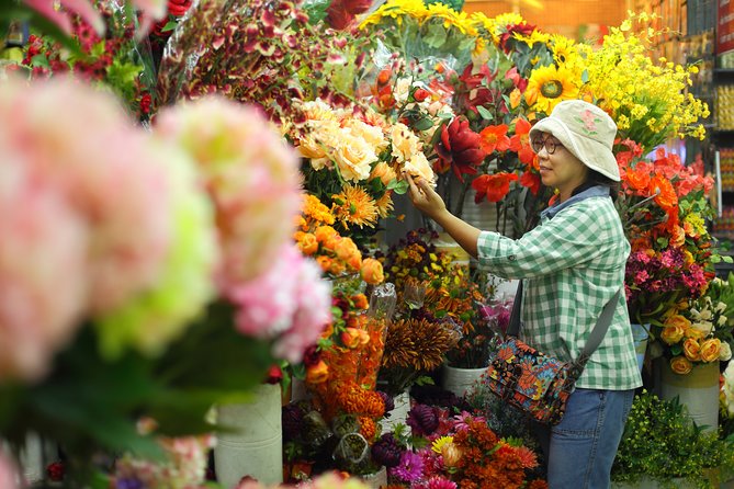 Morning Buddhist Almsgiving, Grand Palace and Flower Market Tour in Bangkok - Pak Khlong Talat: Bangkok’s flower market