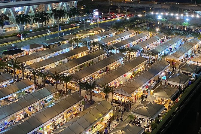 Night life in Bangkok - Jodd Fairs Train Night Market(Joint) - Photo stops and the social side of the walk