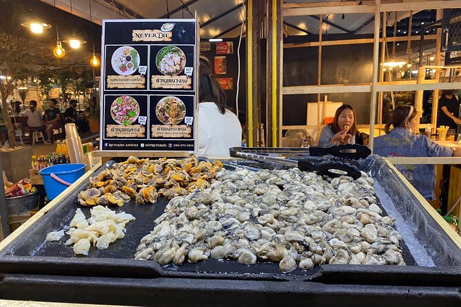 Night life in Bangkok - Jodd Fairs Train Night Market(Joint) - Crowds, rain, and comfort