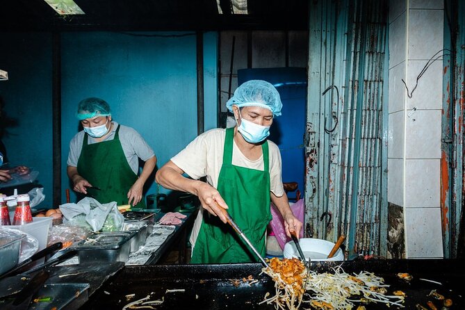 Old Siam Bangkok Food Tour with 15+ Tastings - What the guide adds to the experience