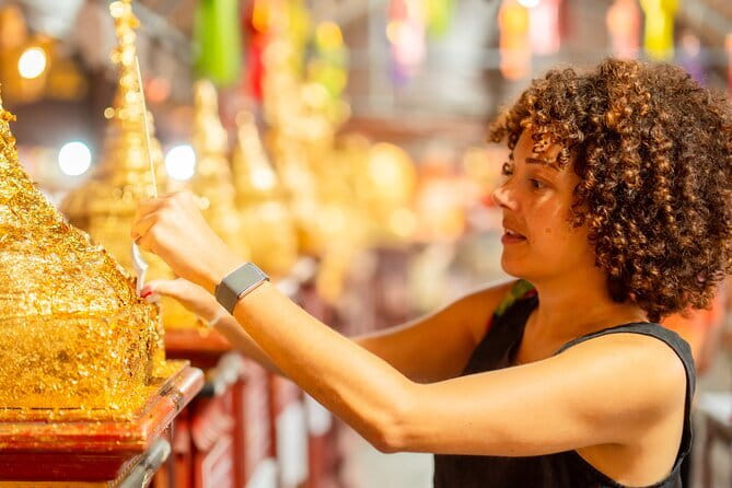 Old Town History and Culture Walking Tour at Chiang Mai - Walking to Wat Chedi Luang