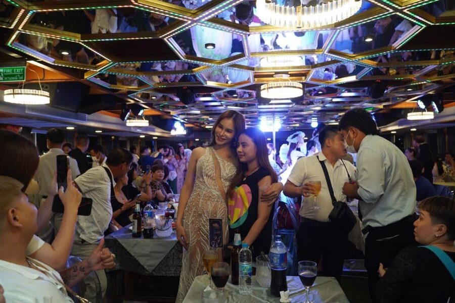Pattaya: All Star Dinner Cruise, Cabaret Show & Beer Buffet - Arriving at Balihai Pier for the 6:30 pm sailing