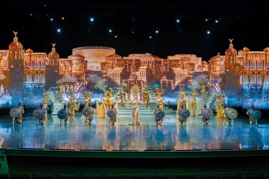 Pattaya: Colosseum Show Experience - A colorful mix of traditional cabaret and modern entertainment
