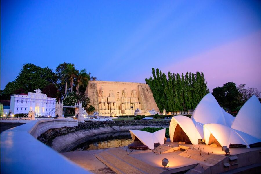 Pattaya: Mini Siam and Mini Europe Entry Ticket - Photographing the miniature landmarks