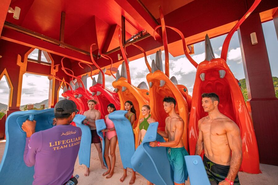 Phuket: Andamanda Water Park Ticket - Swim-up bars and the floating restaurant