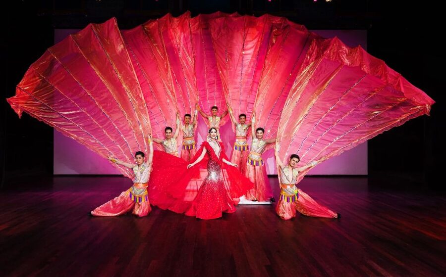Phuket: Simon Cabaret Show Entry Ticket - The show’s mix of Thai tradition and modern stagecraft