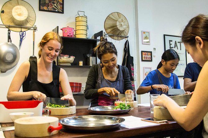 Pink Chili - Thai Cooking Class and Market Tour in Bangkok - Group size, pace, and the family factor