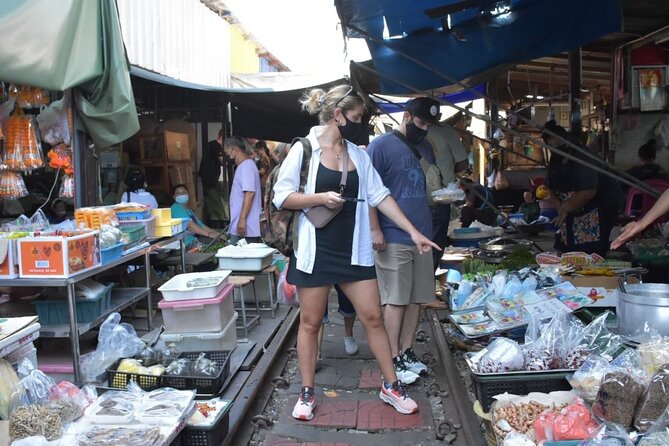Private Excursion to Floating Market and Ayutthaya World Heritage - Cruising the canals at Damnoensaduak
