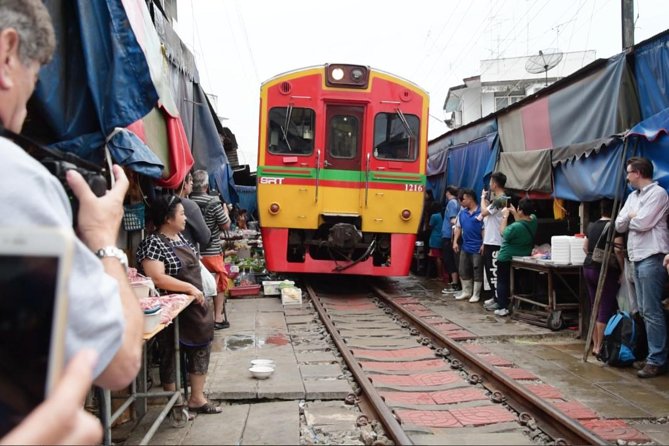 Private Excursion to Maeklong Railway and Floating Markets - The long-tail boat through Damnoen Saduak canals