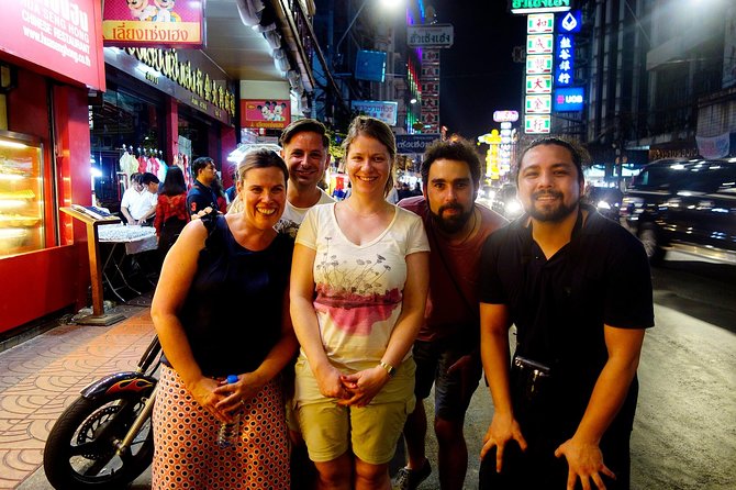 PRIVATE - STEET FOOD TOUR CHINA TOWN incl. food and drinks - The evening atmosphere and possible rain