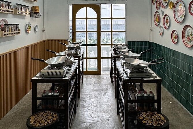 Private Tour: Grand Palace,Wat Phra Kaew, Museum&Cooking Class - One and a half hours at the National Museum