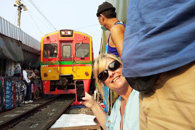 Private tour to Floating & Railway markets (multi-lang: EN ZH ES IT FR DE) - Guides, languages, and the value of personal help