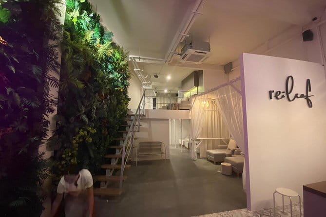Rest And Relax Massage - Traditional Thai Massage In Bangkok / Sukhumvit - Inside the treatment: pressure, stretching, and energy lines