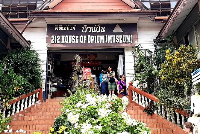 Sightseeing Join Tour Chiang Rai / PICK UP ONLY IN CHIANG RAI - The Golden Triangle puts the map into context