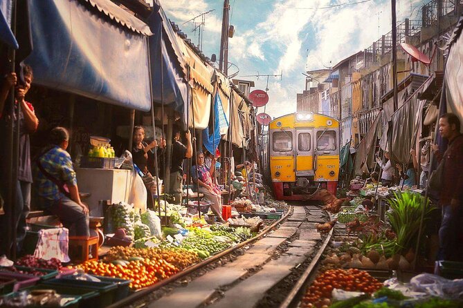Small Group Railway Market and Floating Market - Reaching Damnoen Saduak by small boat