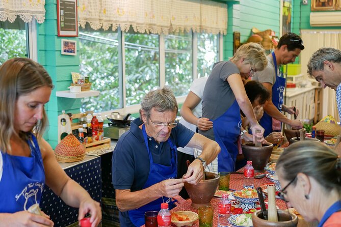 Sompong Thai Cooking School - Junes friendly, clear teaching style