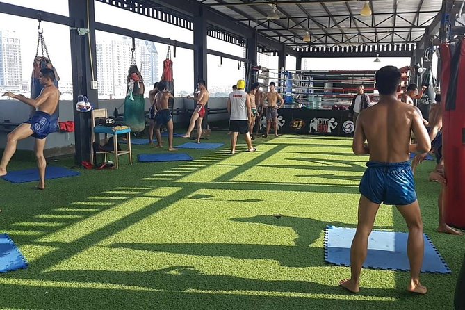 Thai Boxing Lesson, family and Kids Friendly - Learning the basic Muay Thai movements