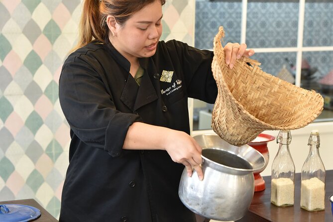 Thai Cooking Class with Market Tour in Sathon Bangkok - Four dishes and a hot meal