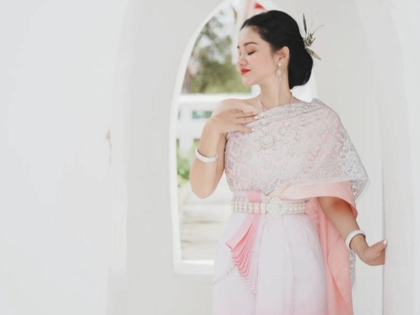 Thai Costume Rental - Why Wat Arun makes a natural backdrop