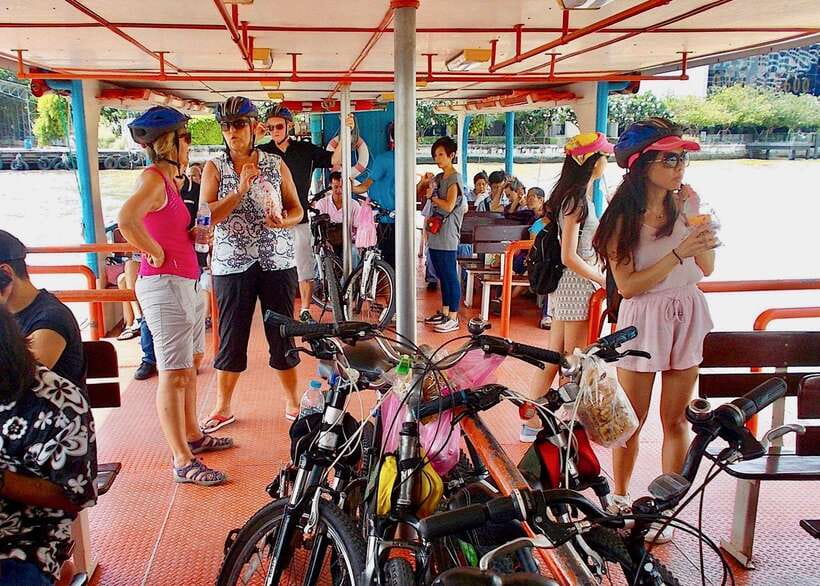 Thai culture and Bangkok local life guided bike tour - Turtle feeding and Buddhist customs at Wat Kalayanamitr