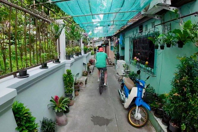 Thai Culture and Local Life 4- Hour Bangkok Bike Tour - Stop 5: Wat Kalayanamit and the large Buddha