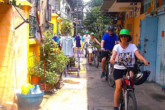 Thai Culture and Local Life 4- Hour Bangkok Bike Tour - Stop 1: the Horseshoe Shrine and Chinese customs