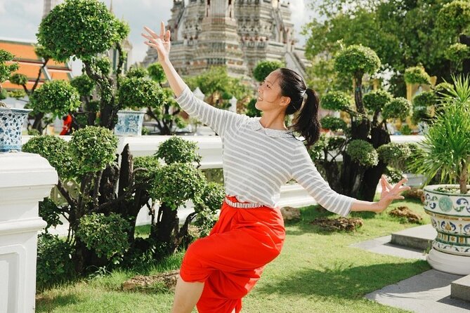 Thai Dance Class at Wat Arun - Changing into an Ayuttayan costume
