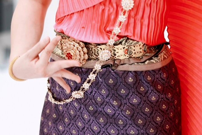 Thai Dance Class at Wat Arun - Learning the hands, arms, and posture