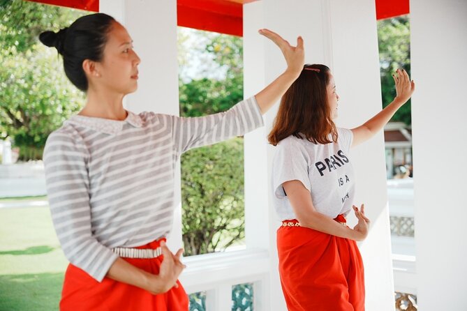 Thai Dance Class at Wat Arun - Photos, phone video, and the final performance
