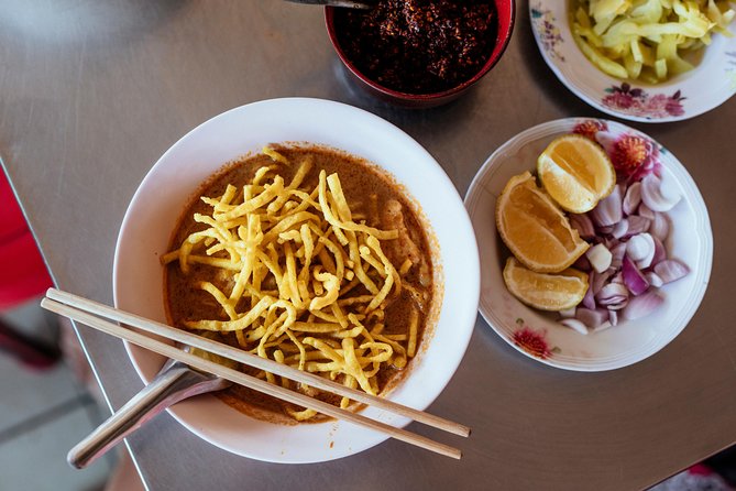 The 10 Tastings of Chiang Mai With Locals: Private Street Food Tour - Wat Mo Kham Tuang adds a short cultural pause