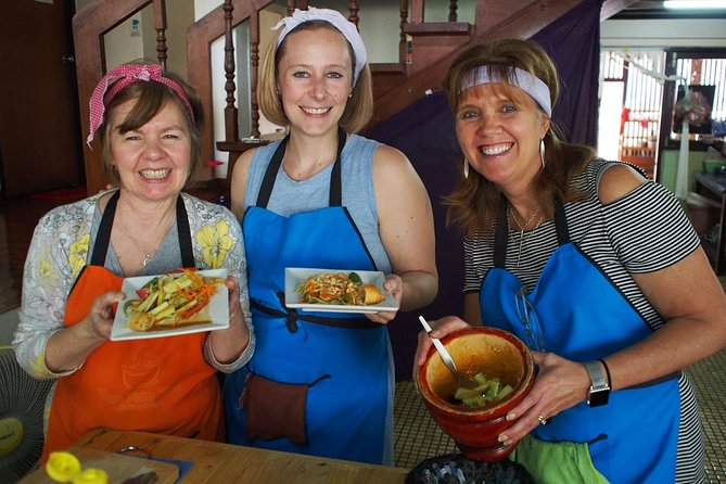Tomyumthai Cooking Class in Chiang Mai - Cooking one dish, then eating it right away