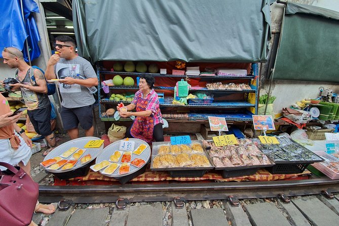 Train & Floating Market Food Adventure + Scenic train ride - Who should book this market day