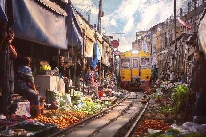 Train Market and Floating Market half day tour - Should you book it?