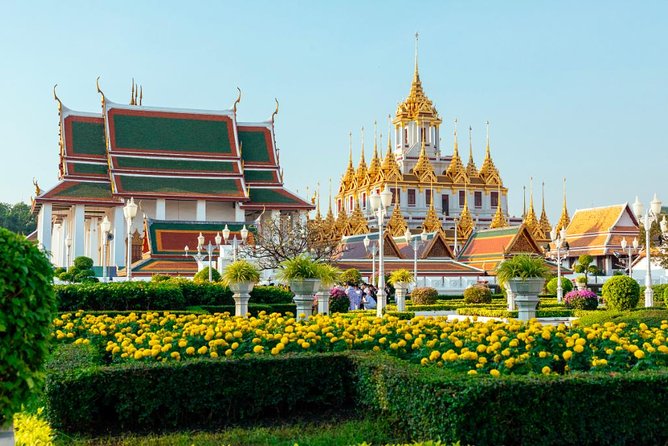 Treasures of Bangkok: Buddhism & Monks Private Tour - A monk offering and a more personal encounter